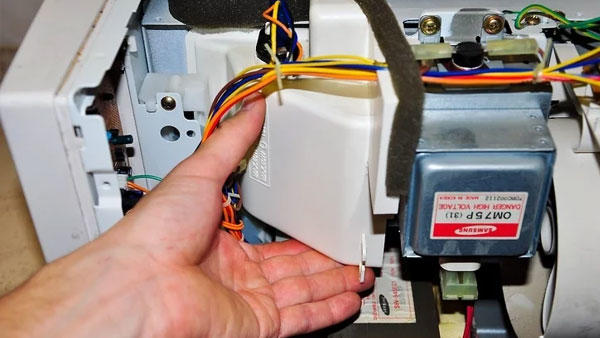 Lò vi sóng không nóng: Tìm hiểu nguyên nhân 2 Bộ phận chắn sóng, cầu chì bị hỏng khiến lò vi sóng không nóng