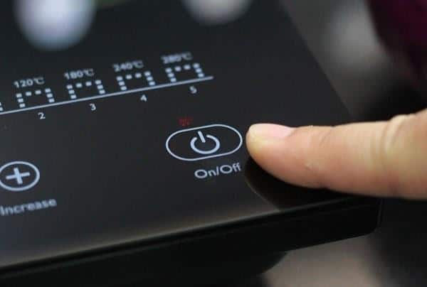 Nhấn nút ON/OFF để bật bếp