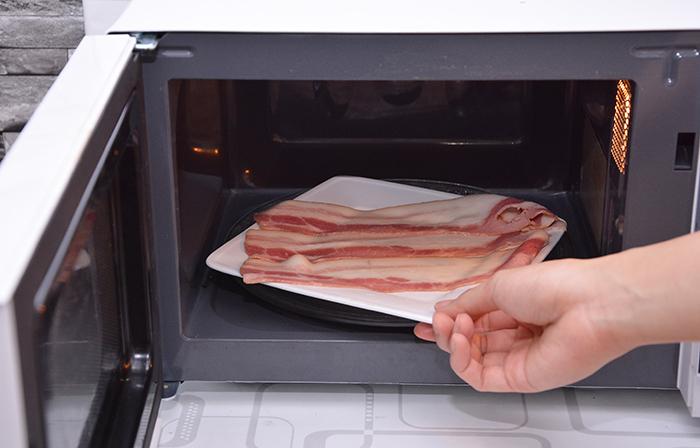 Đặt thực phẩm vào lò