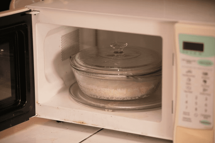 nấu cơm bằng lò vi sóng