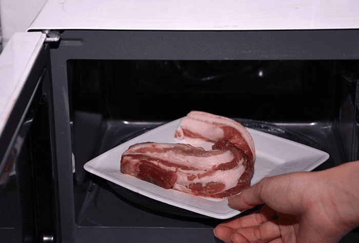 rã đông bằng lò vi sóng