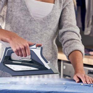 Mã sản phẩm: DW5210 Xuất xứ: Nhập khẩu Đức & EU Màu sắc: Xanh đậm đen Công nghệ ECO giúp bàn là tiết kiệm điện hơn đến 20% Công suất hơi nước liên tục ấn tượng 45 g/ phút