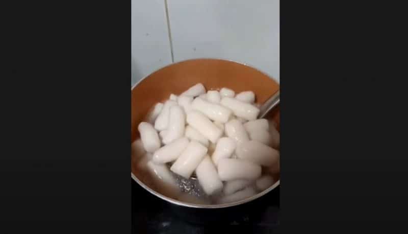 Cách làm bánh gạo cay từ cơm nguội