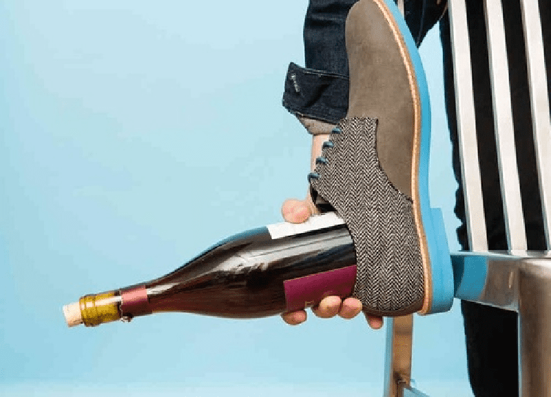 cách mở rượu vang bằng giày