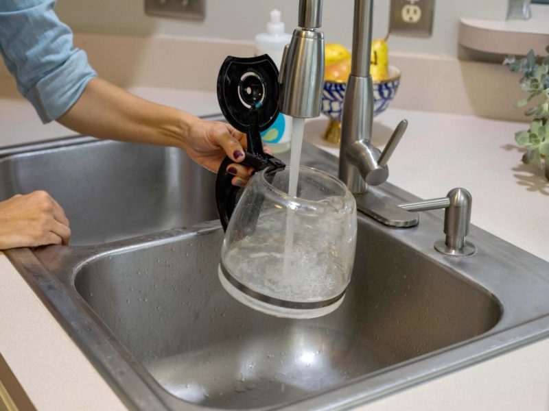 Cách Vệ Sinh Máy Pha Cà Phê Sạch Bóng Nhanh Nhất 3 Rửa bình pha cà phê