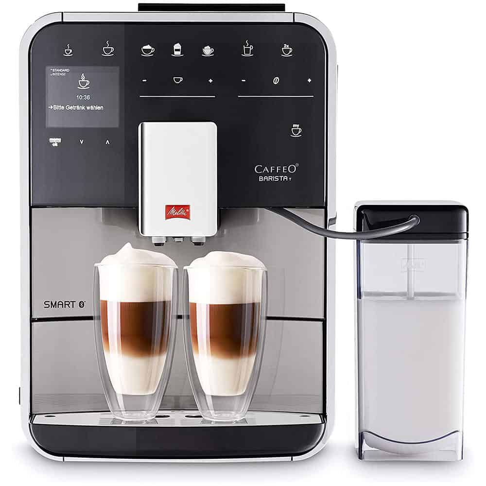Melitta-Caffeo-Barista-T-Smart-F840-100-1 Hoàn toàn tự động để tạo ra những ly cà phê hoàn hảo từ hạt cà phê chất lượng. Bảng điều khiển cảm ứng trực quan và màn hình TFT, đơn giản để pha chế chỉ với thao tác chạm. Điều khiển từ xa với kết nối thông minh qua ứng dụng Melitta® Connect. Trang bị công nghệ lọc nước Melitta® Pro Aqua cùng hệ thống Aroma Plus. Có nhiều công thức pha chế kết hợp với tính năng My Coffee để ghi nhớ các loại đồ uống theo sở thích riêng của 4 người. Trang bị máy xay hạt với độ ồn cực thấp cùng hệ thống đánh sữa linh hoạt. 100% nhập khẩu từ Đức & EU