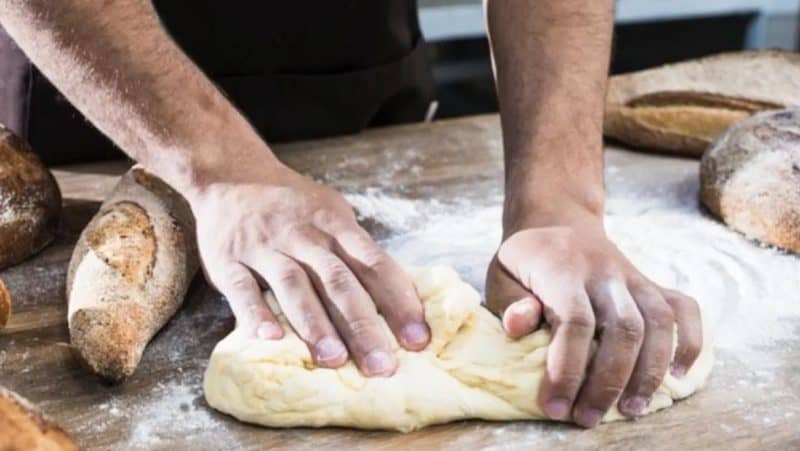 Cần phải nhào bột thật mịn màng, thật đều tay