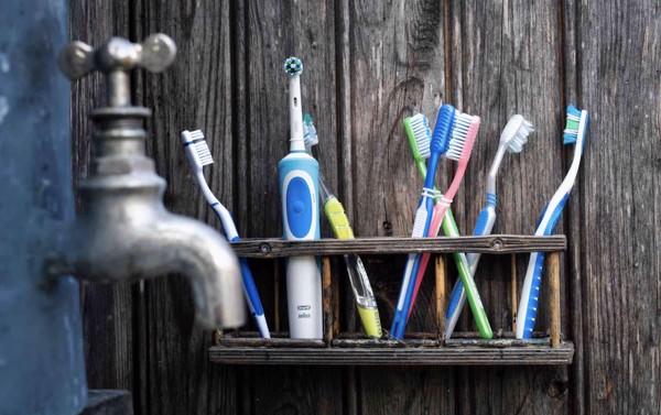 cach-thay-dau-ban-chai-dien-1 cach-thay-dau-ban-chai-dien-1