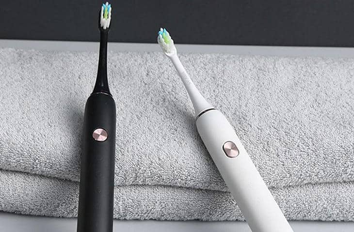 tay-vet-moc-tren-ban-chai-dien-1 tay-vet-moc-tren-ban-chai-dien-1