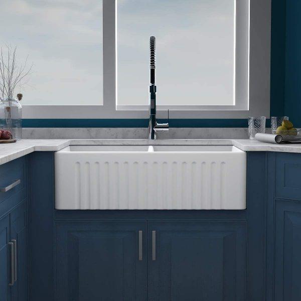 51 Phong Cách Bồn Rửa Cho Nhà Bếp Của Bạn 11 Bồn rửa trong farmhouse bằng sứ Double Basin