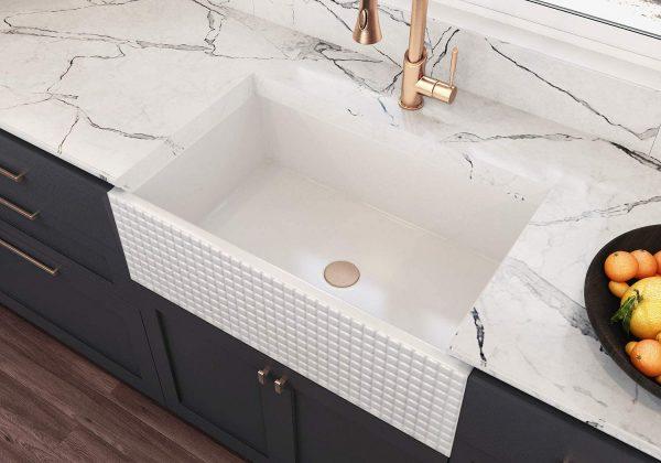 51 Phong Cách Bồn Rửa Cho Nhà Bếp Của Bạn 16 Bồn rửa có kết cấu phía trước của farmhouse