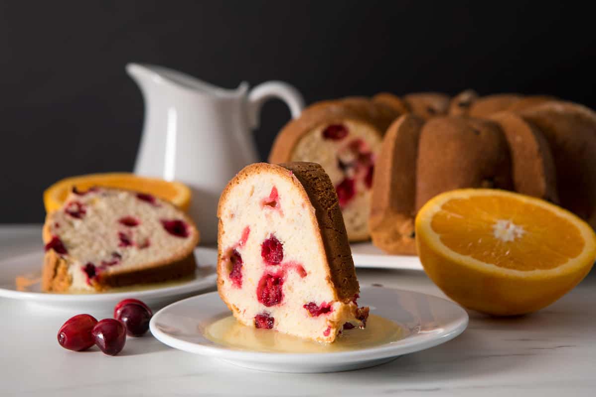 Bật mí 7 cách làm bánh bông lan ngon mềm xốp tại nhà 5 Bánh bông lan bơ cam và việt quất