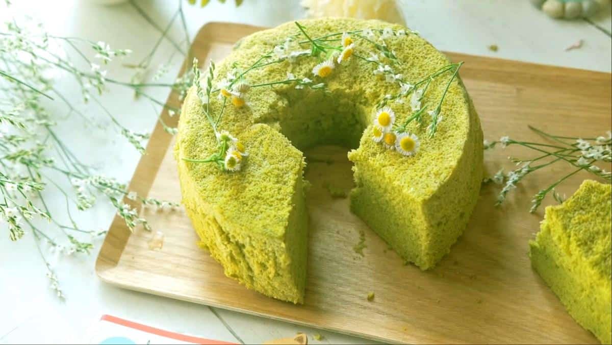 Bật mí 7 cách làm bánh bông lan ngon mềm xốp tại nhà 6 Cách làm bánh bông lan chiffon trà xanh thơm xốp tại nhà