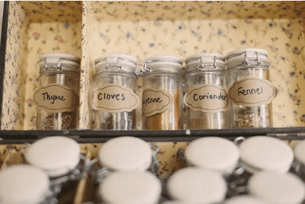 Hộp đựng thủy tinh có nhãn giấy