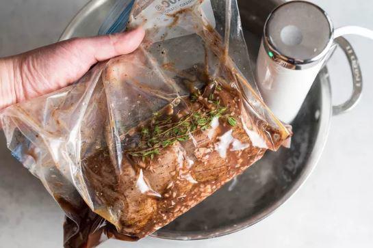 Mẹo Tận Dụng Máy Nấu Chậm Sous Vide 2 Tôi sẽ cần những thiết bị gì để bắt đầu nấu chậm sous vide?