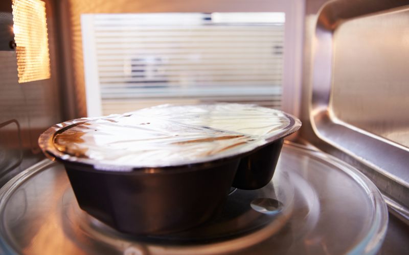 Giải đáp: Cho đồ nhựa vào lò vi sóng có an toàn không? 3 Sử dụng màng bọc thực phẩm để bọc kín hộp nhựa