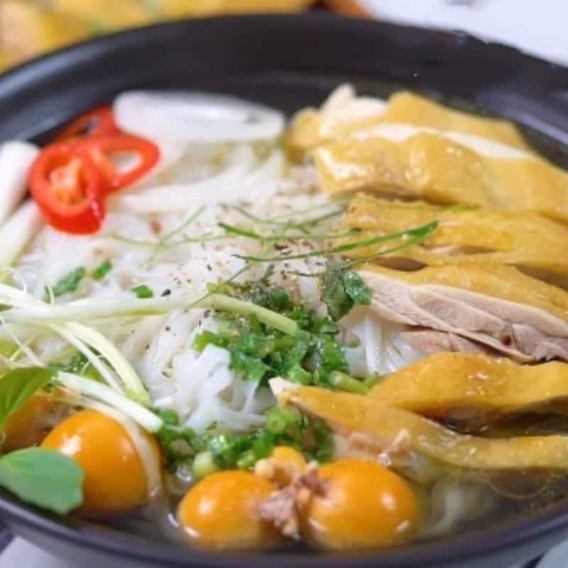 thưởng thức phở gà