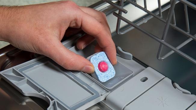 Sử Dụng Nước Rửa Bát Thông Thường Trong Máy Rửa Bát Được Không?