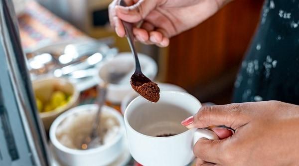 pha-ca-phe-sua-bang-may-1 pha-ca-phe-sua-bang-may-1