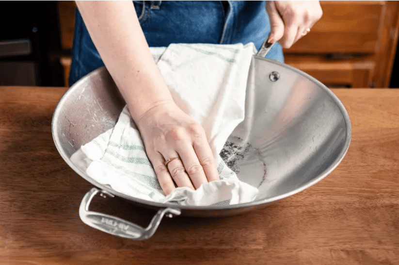 Cách Tẩy Vết Ố Trên Thép Không Gỉ 13 Rửa sạch và lau khô