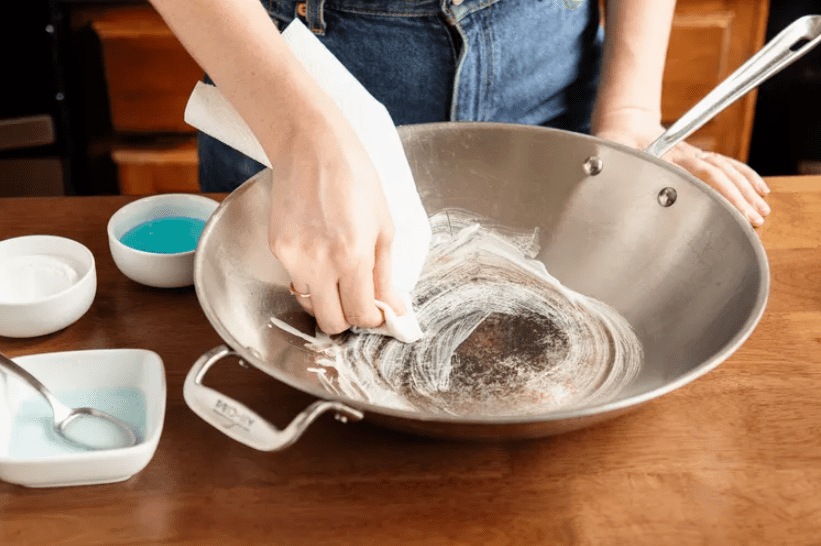 Cách Tẩy Vết Ố Trên Thép Không Gỉ 7 Trộn Baking Soda và nước rửa chén