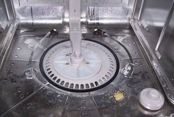 Máy rửa bát bị đọng lại nước bên trong