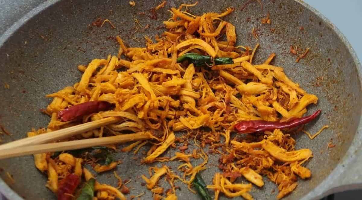 Cách làm khô gà lá chanh bằng chảo