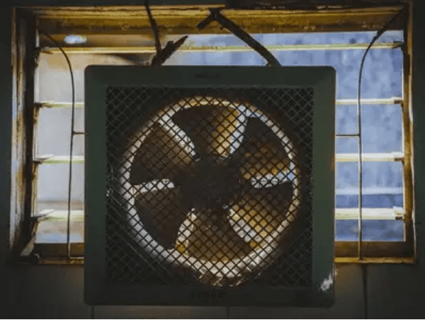 Cách Giảm Độ Ẩm Trong Phòng 2 Sử dụng quạt thông gió để hút ẩm