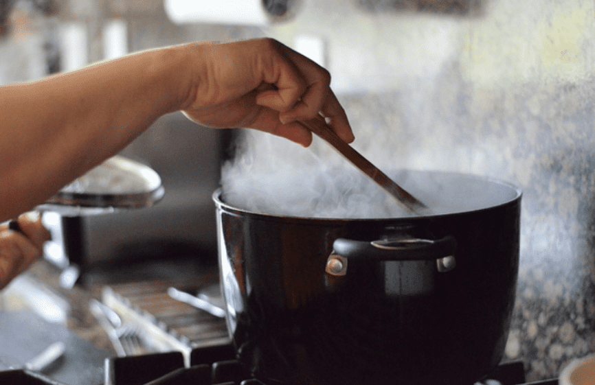 Cách Giảm Độ Ẩm Trong Phòng 3 Tránh luộc hoặc hấp trong bếp