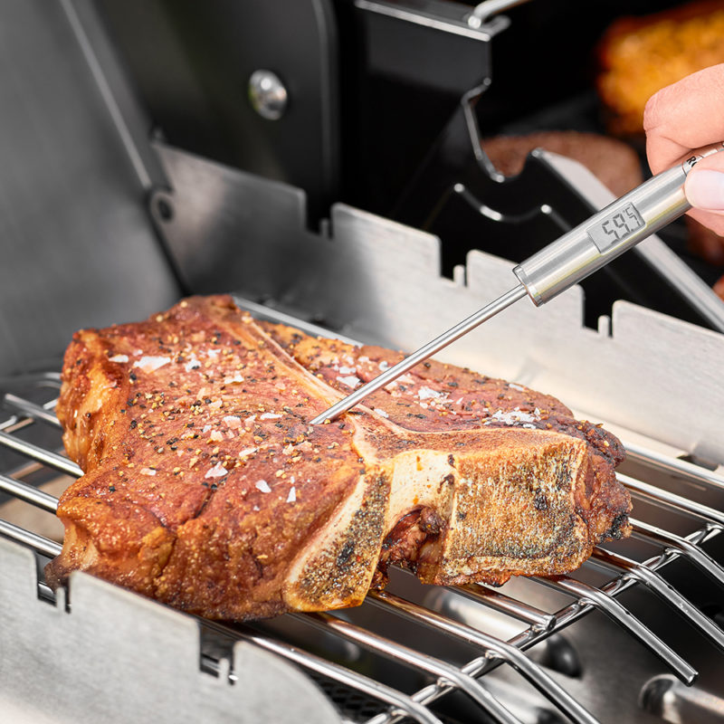 Để chuẩn bị một món nướng ngon trong lò nướng hoặc trên vỉ nướng, một miếng bít tết vừa trong chảo rán hoặc vỉ nướng. Nhiệt kế là vật dụng không thể thiếu trong nhà bếp và khi nướng thịt. Với nhiệt kế dành cho người sành ăn Roesle 25066, đo nhiệt độ nhanh chóng và dễ dàng, chẳng hạn như khi quay và chiên ngập dầu, để xác định điểm nấu tối ưu hoặc nhiệt độ lõi của thực phẩm.