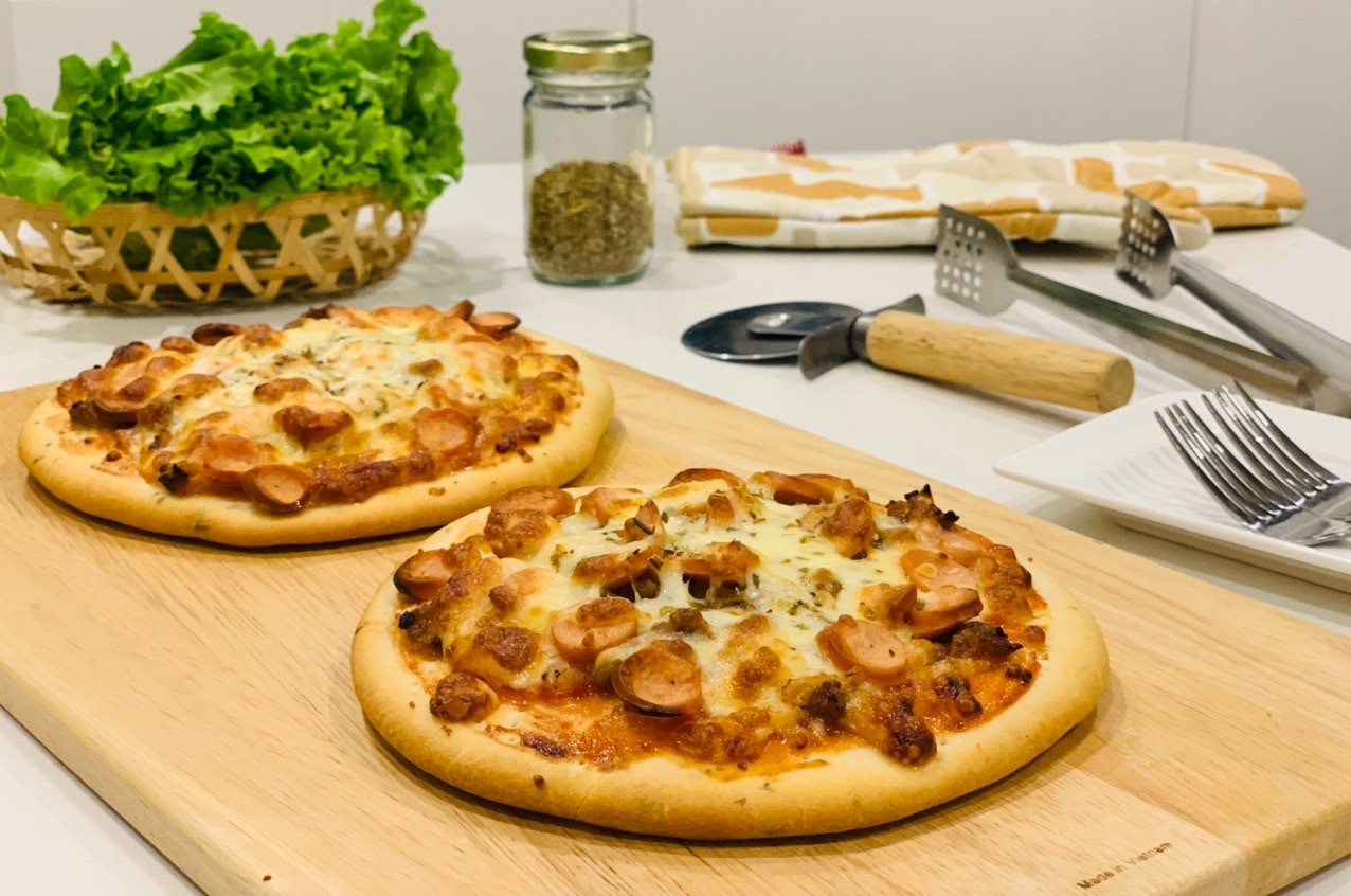 10 Công Thức Tự Làm Pizza Tại Nhà Vô Cùng Đơn Giản Mà Ngon 1 Cách làm pizza xúc xích đơn giản tại nhà