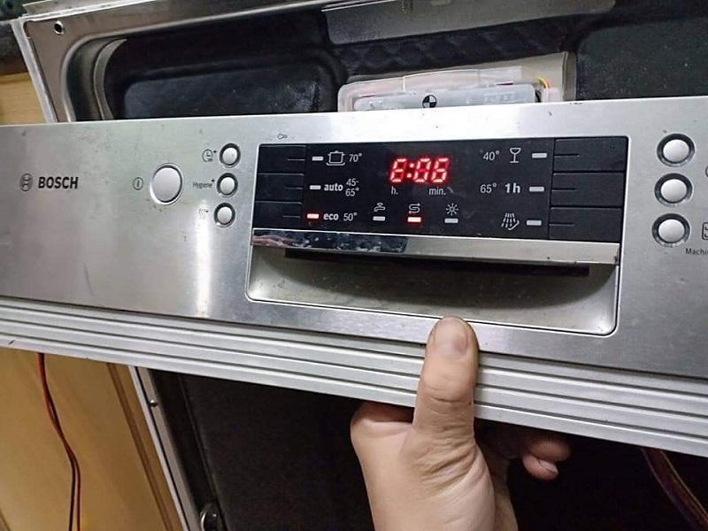 Hướng dẫn cách khắc phục máy rửa chén Bosch báo lỗi vòi nước ngay tại nhà