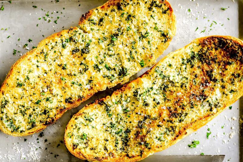 Thành phẩm là 1 chiếc bánh mì bơ tỏi thơm ngon