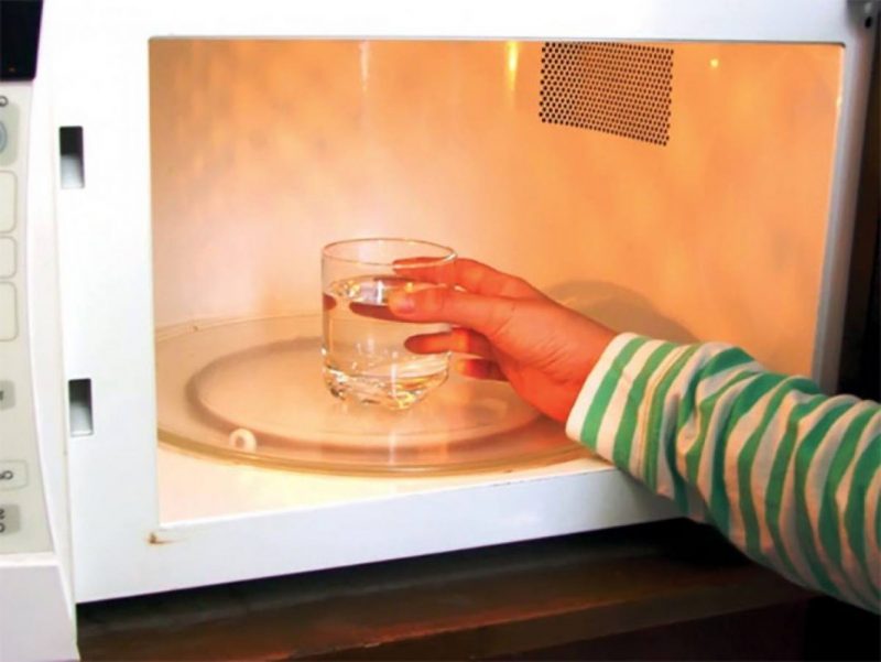 Gợi ý 7 cách vệ sinh lò vi sóng nhanh chóng và dễ dàng 2 Rượu có tác dụng vệ sinh và khử mùi lò vi sóng rất tốt