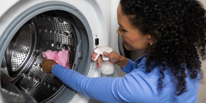 Vệ sinh máy giặt cửa ngang bằng muối - soda và chanh