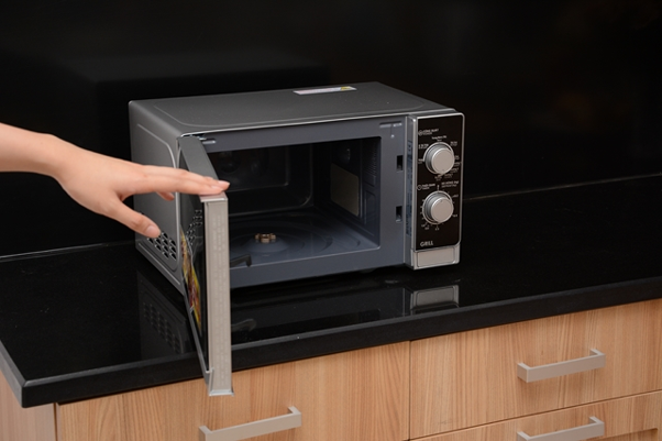 Kiểm tra cửa lò xem có bị vướng vào đâu hay không