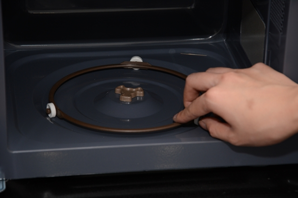 Đặt vòng xoay của lò nướng vào đúng vị trí