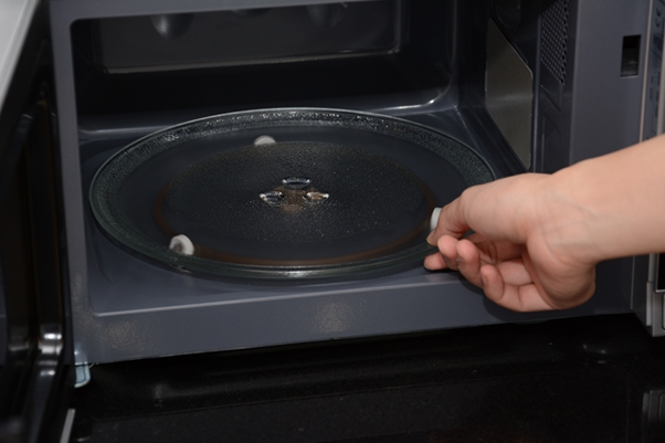 Đặt đĩa bàn xoay lên trên vòng xoay khi thực hiện cách lắp đặt lò vi sóng