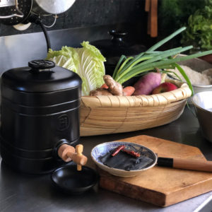 Bình Ủ Giấm Emile Henry EH716682 15,4x15,4x20,7cm 2.5L Màu Đen Truffle 7 Bình Ủ Giấm Emile Henry EH716682 15,4x15,4x20,7cm 2.5L Màu Đen Truffle