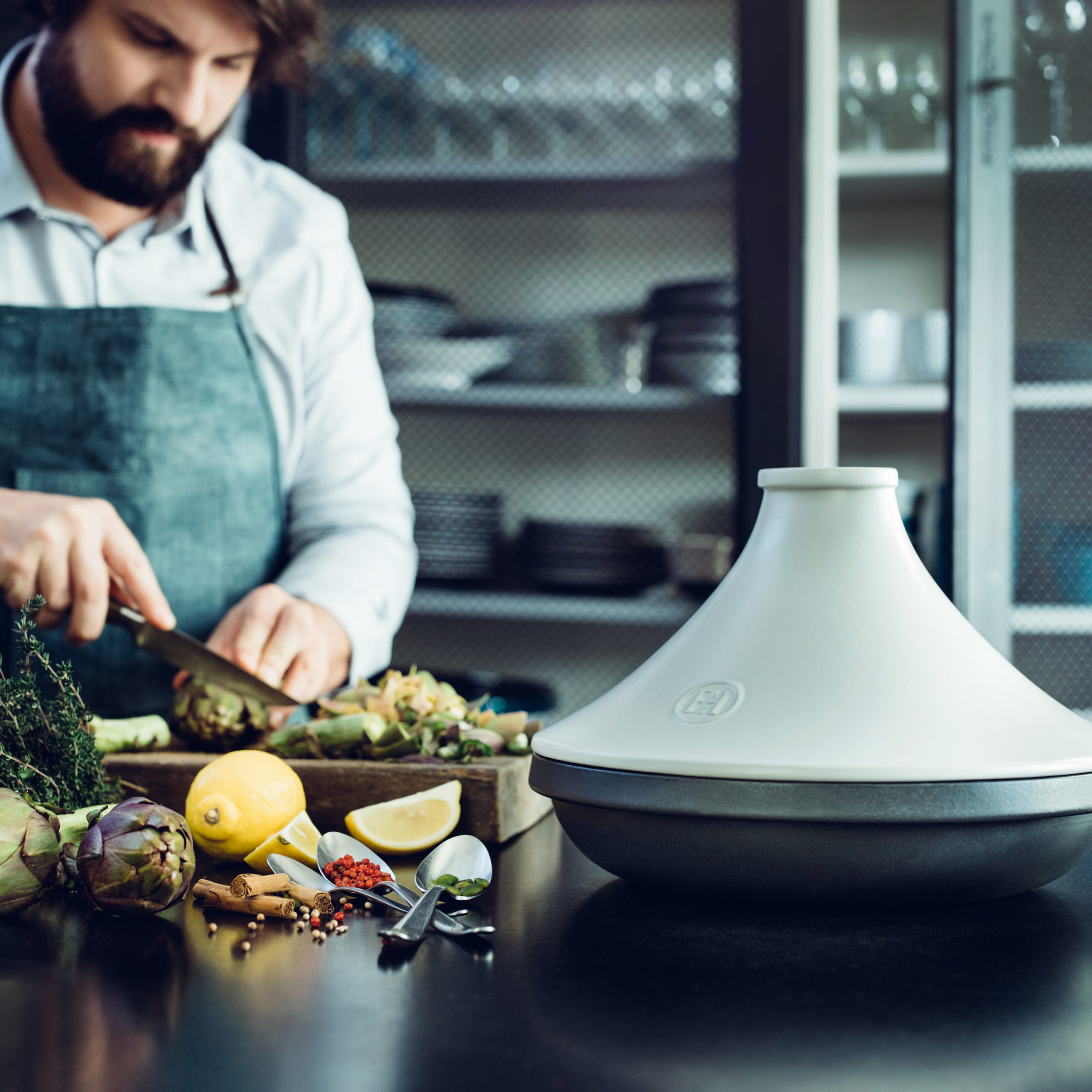 EH_6632_Life_Tajine_Tagine_Lemon_Artichoke_Preparation_A EH 6632 Life Tajine Tagine Lemon Artichoke Preparation A scaled Gia Dụng Đức Đà Nẵng