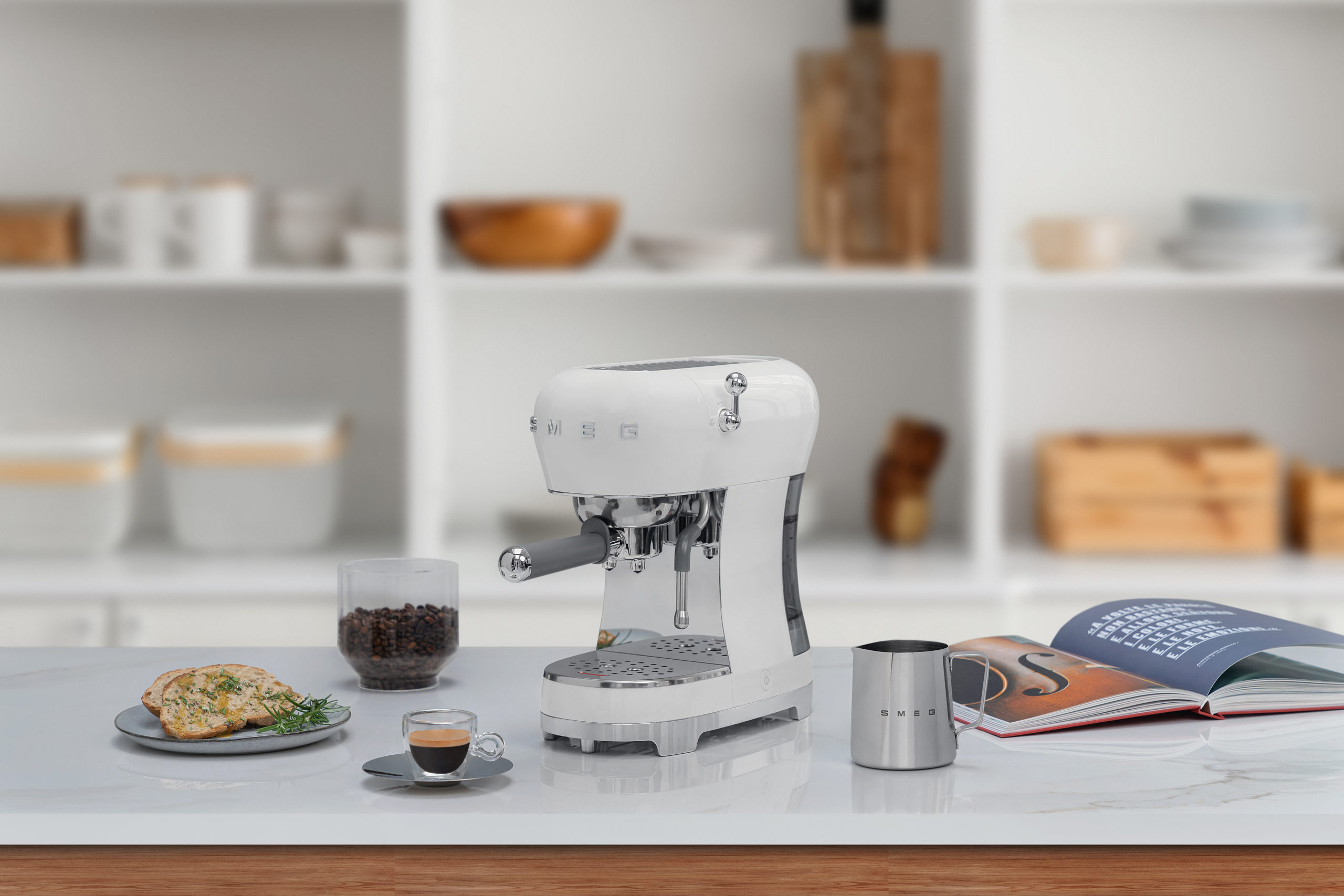 Máy pha cà phê SMEG ECF02CREU Máy pha cà phê SMEG ECF02CREU