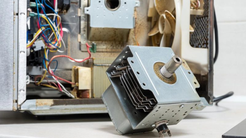 5 nguyên nhân gây ra lò vi sóng phát ra tia lửa điện phổ biến nhất 5 Hư hỏng linh kiện bên trong được xem là một nguyên nhân lò vi sóng phát ra tia lửa điện