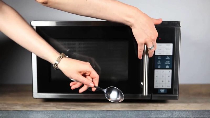 5 nguyên nhân gây ra lò vi sóng phát ra tia lửa điện phổ biến nhất 1 Không nên bỏ vật dụng kim loại vào lò vi sóng