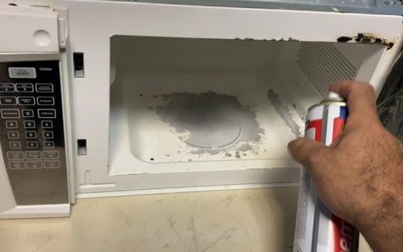 5 nguyên nhân gây ra lò vi sóng phát ra tia lửa điện phổ biến nhất 2 Lớp men trong lò bị bong tróc