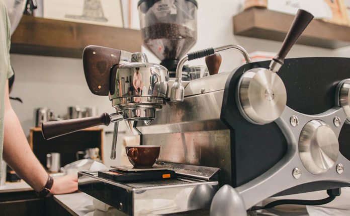 Máy Pha Cà Phê Bán Tự Động: Trải Nghiệm Pha Chế Cà Phê Chuyên Nghiệp 1 Máy pha cà phê bán tự động là sự kết hợp giữa pha bằng máy và pha thủ công