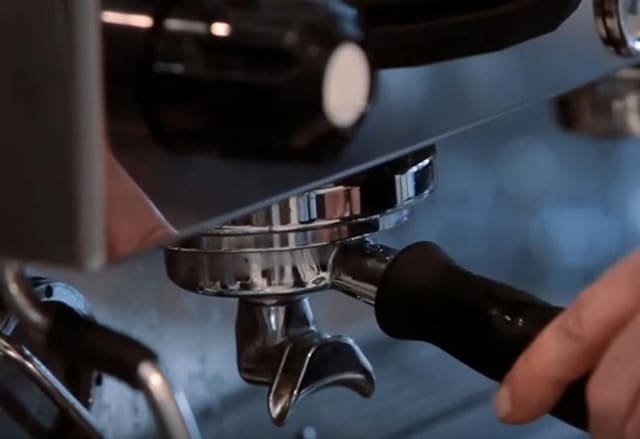 Pha cà phê với máy pha bán tự động