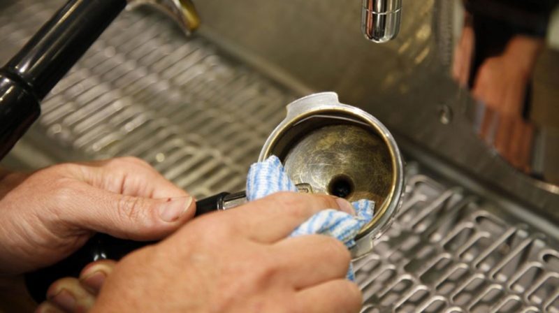 Vệ sinh máy pha cà phê Breville hàng ngày