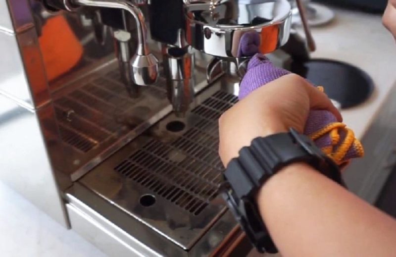 Vệ sinh máy pha cà phê Breville hàng tuần