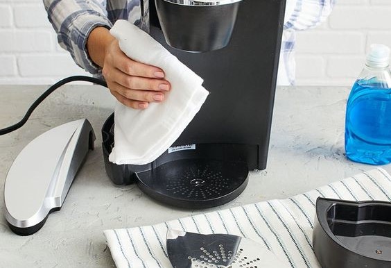 Hướng dẫn toàn diện vệ sinh máy pha cà phê Delonghi