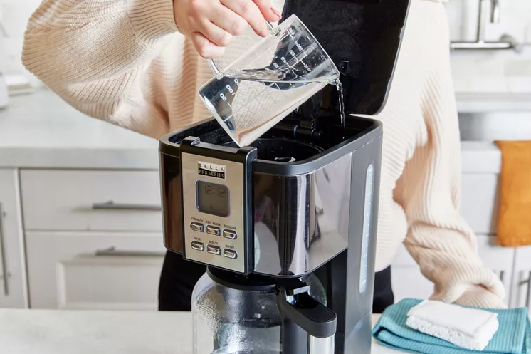 Hướng dẫn toàn diện vệ sinh máy pha cà phê Delonghi 3 Tẩy cặn máy với giấm trắng hoặc dung dịch vệ sinh chuyên dụng